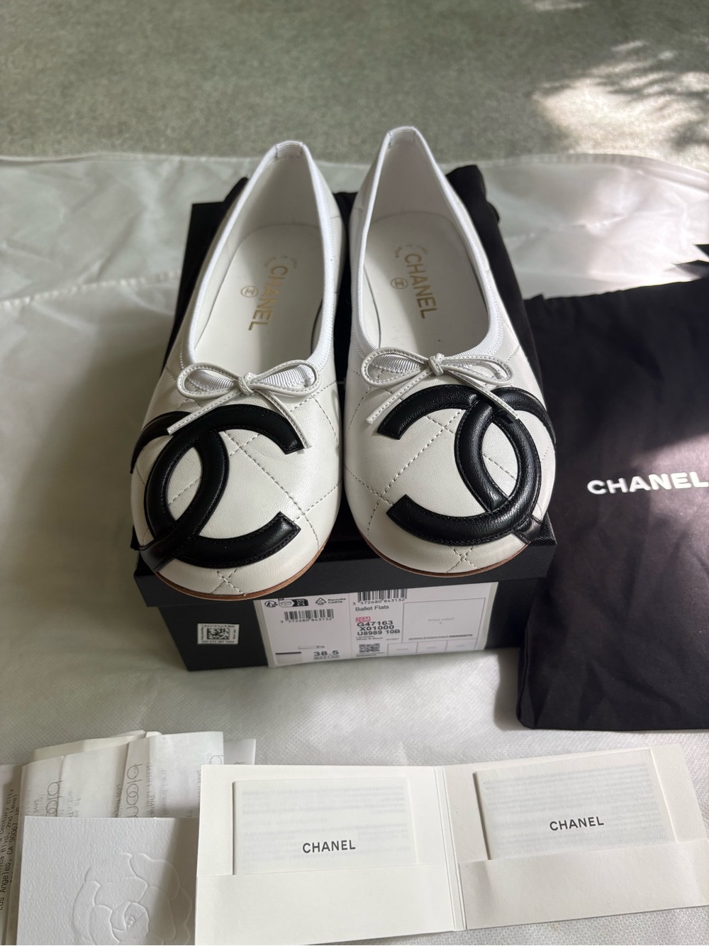 CHANEL White Leather Ballet Flats with Black Interlocking CC